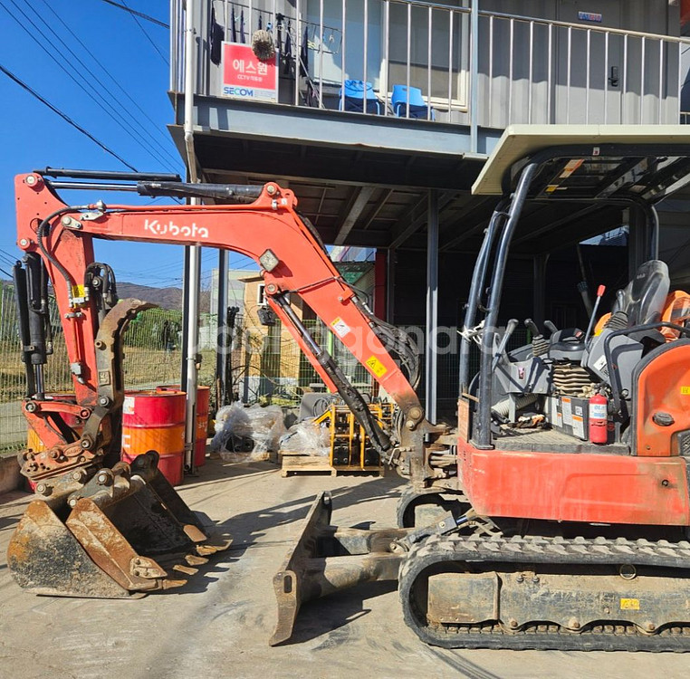 구보다 U35 집게장착 2022년식 중고 미니 굴삭기--2