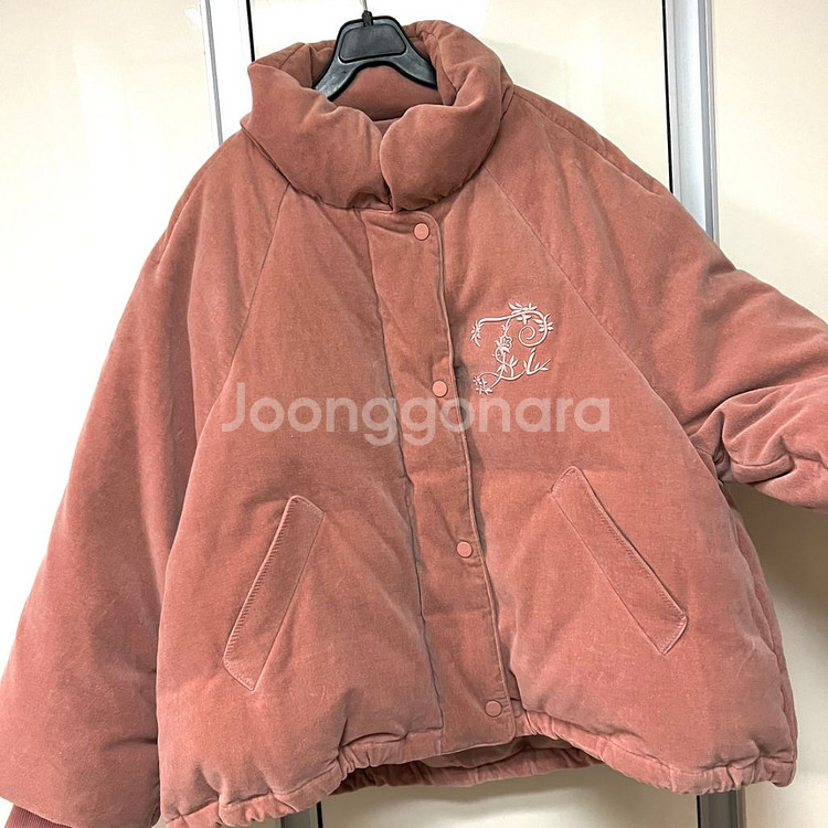 써스데이아일랜드 공효진 벨벳 숏패딩 오리털 다운 점퍼--5