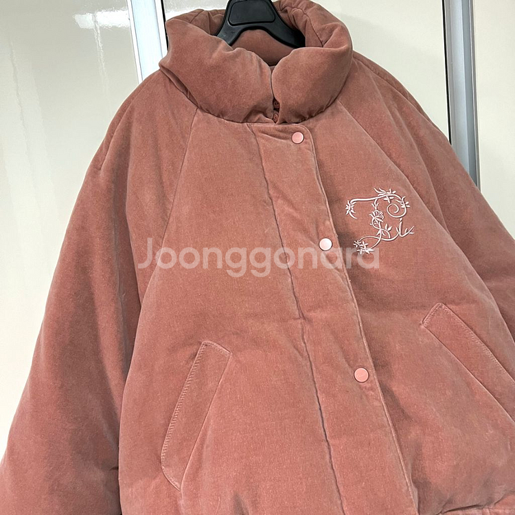 써스데이아일랜드 공효진 벨벳 숏패딩 오리털 다운 점퍼--6