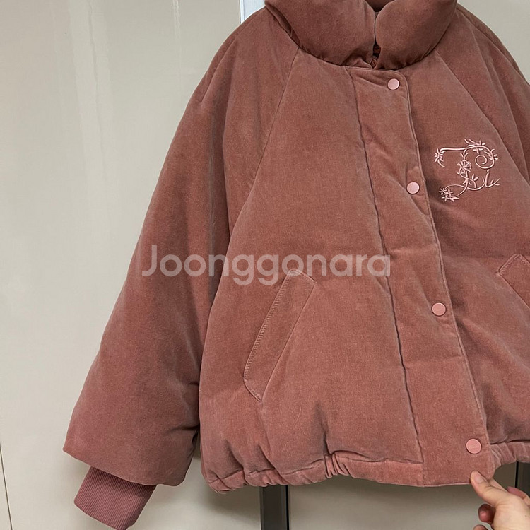 써스데이아일랜드 공효진 벨벳 숏패딩 오리털 다운 점퍼--7