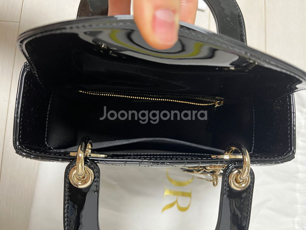 디올 레이디백 스몰 블랙 페이턴트--5