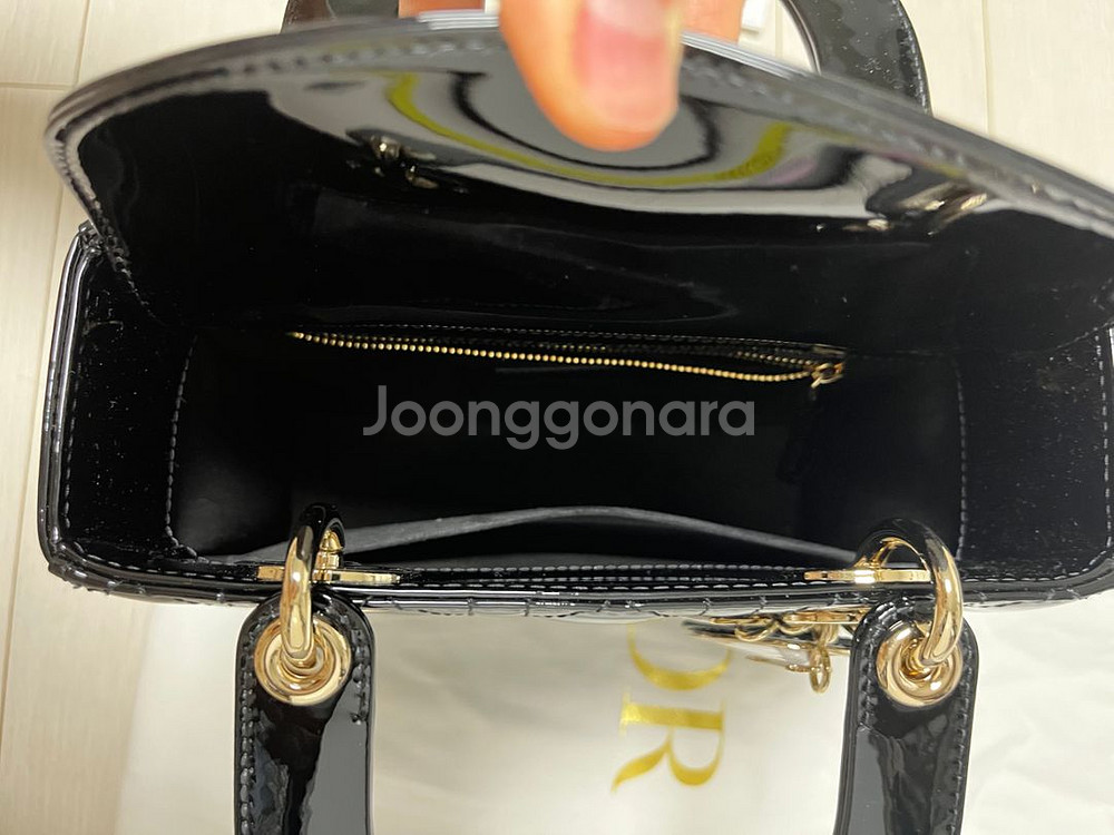 디올 레이디백 스몰 블랙 페이턴트--4