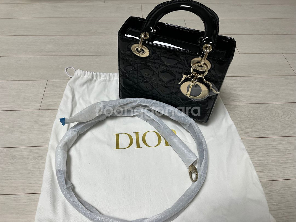 디올 레이디백 스몰 블랙 페이턴트--8