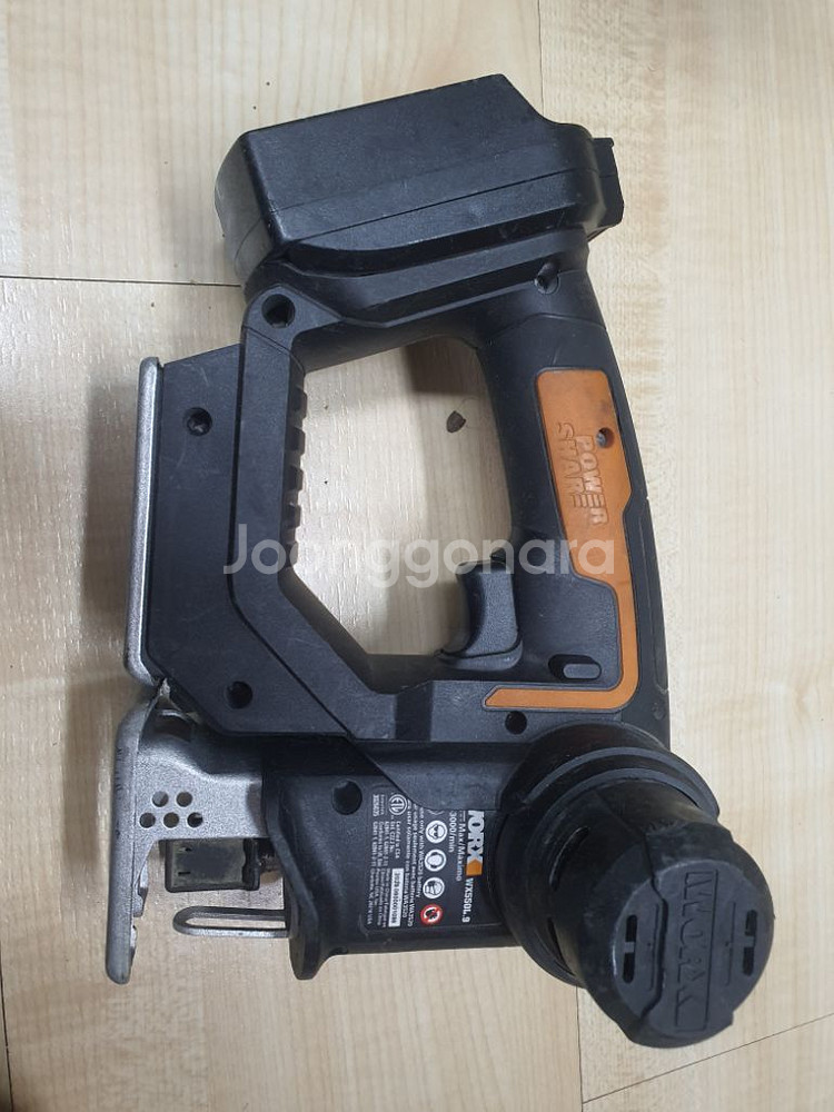 웍스 20v 컷소직소겸용 wx550L.9 베터리 없음--1