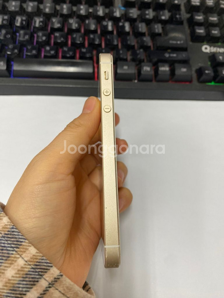 아이폰SE1 골드 액정뒷면 깨끗 64GB 배터리100%--4