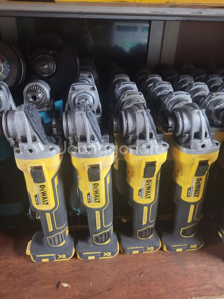 디월트충전그라인더 DCG405N 5인치 본체만 상태최상--2