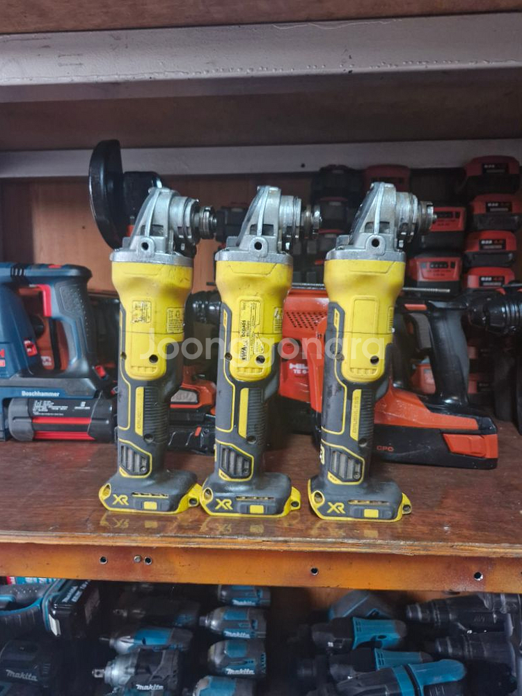 디월트충전그라인더 DCG405N 5인치 본체만 상태최상--4