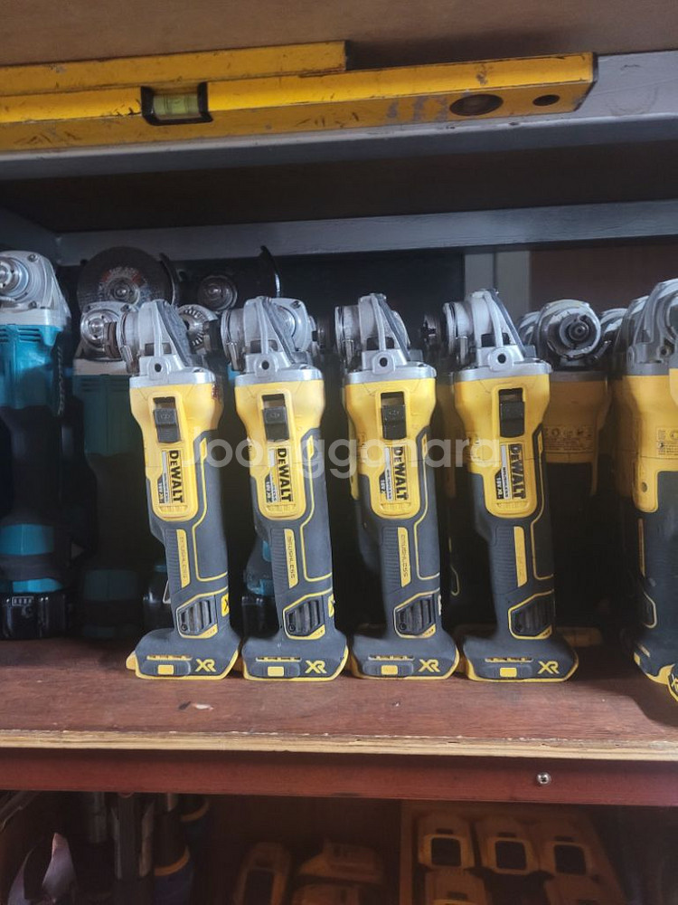 디월트충전그라인더 DCG405N 5인치 본체만 상태최상--7