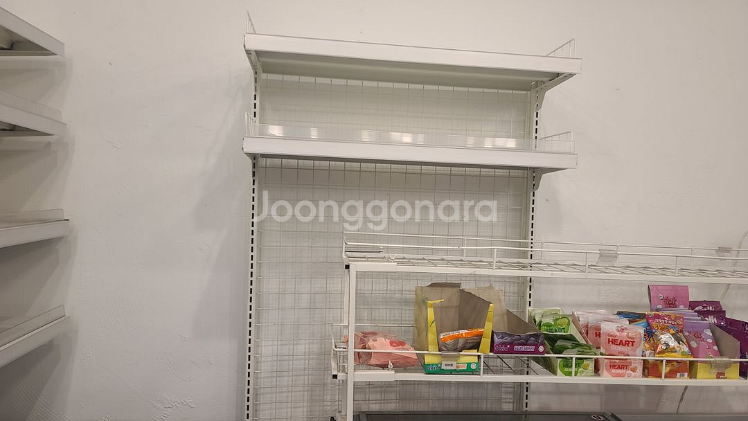 무인아이스크림점 과자 진열대--2