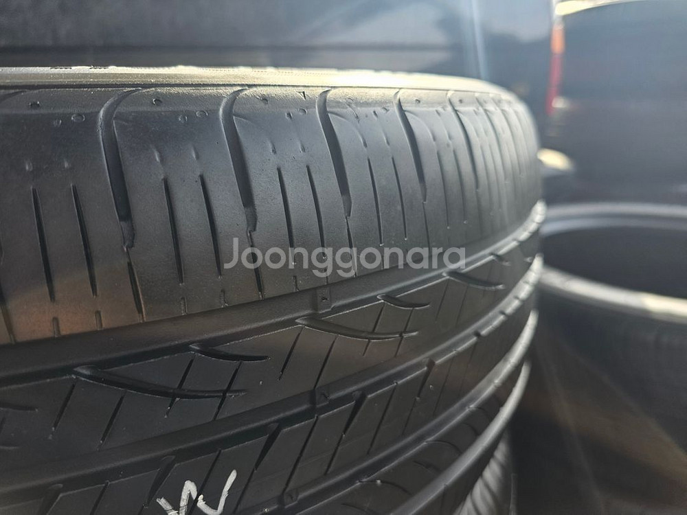 한국타이어 벤투스 235 50 18--1