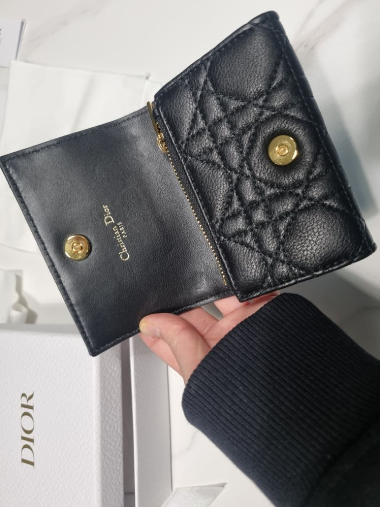 디올 카로글리신까나쥬 여성카드지갑홀더 반지갑카프스킨 이미지