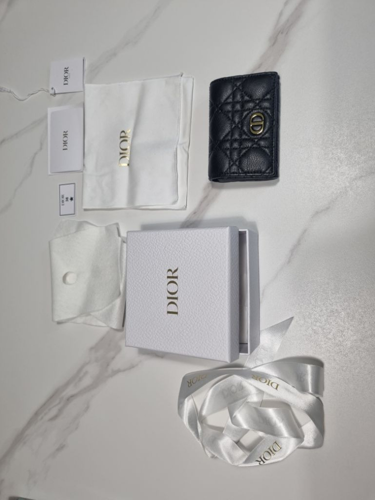 디올 카로글리신까나쥬 여성카드지갑홀더 반지갑카프스킨 이미지