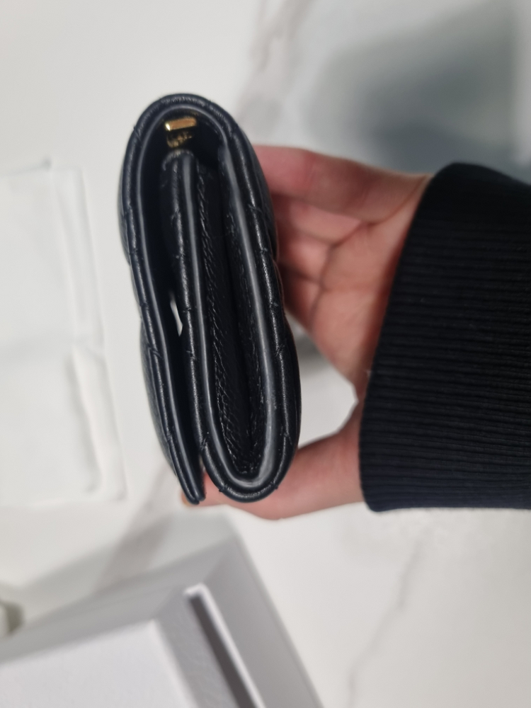 디올 카로글리신까나쥬 여성카드지갑홀더 반지갑카프스킨 이미지