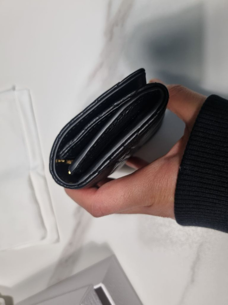 디올 카로글리신까나쥬 여성카드지갑홀더 반지갑카프스킨 이미지