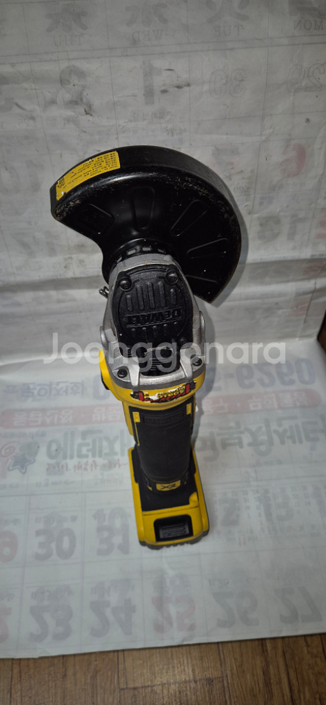 디월트 충전그라인더 DCG405 20V P1 5인치배터--3