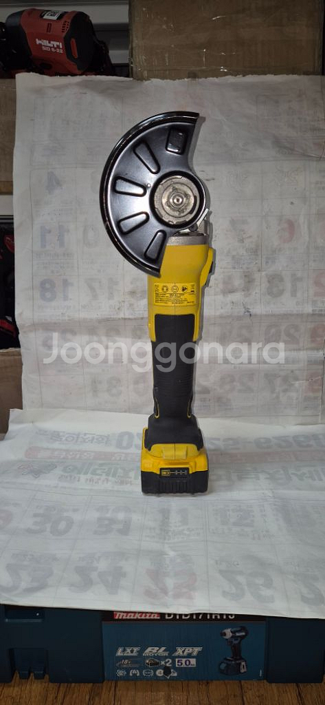 디월트 충전그라인더 DCG405 20V P1 5인치배터--1