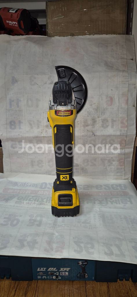 디월트 충전그라인더 DCG405 20V P1 5인치배터--3