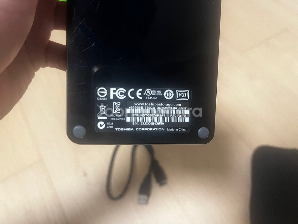 도시바 Toshiba 외장하드 750GB 컴팩트--1