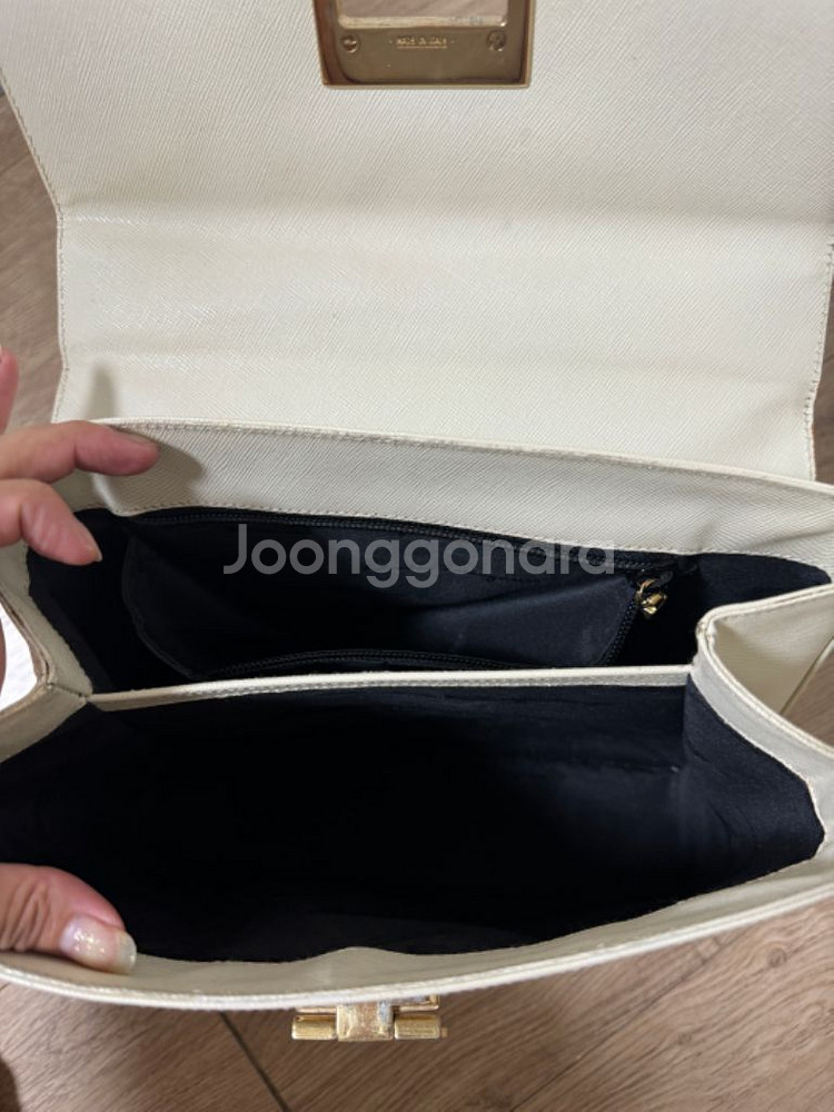 정품)페라가모 간치니 사피아노 2way 숄더백--3