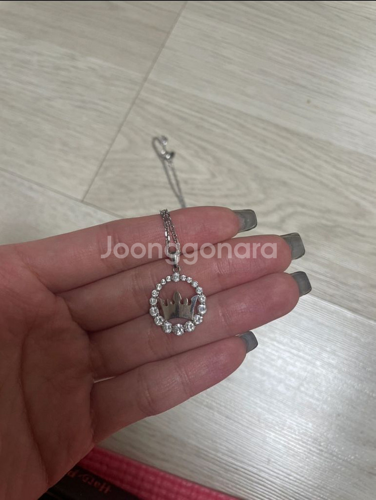 제이에스티나 왕관 목걸이 은색--0