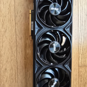 이엠텍 RTX 4080 SUPER 블랙스톰 팝니다.