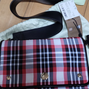 새상품 버버리 핵베리 크로스백 정품