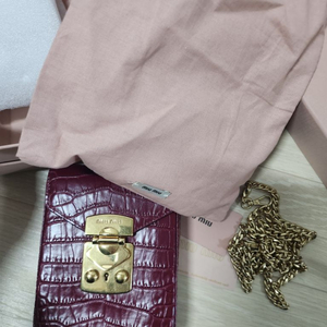 미우미우 크록 크로스백 정품