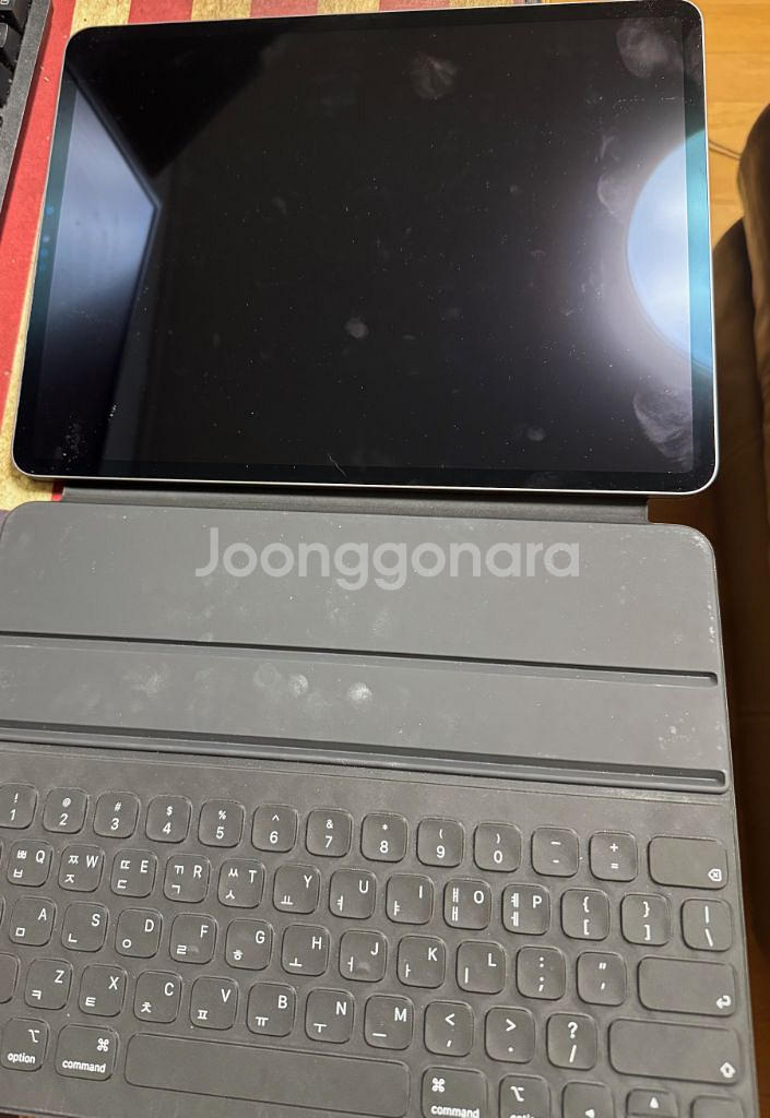 아이패드 프로 12.9 6세대 + 정품 키보드 팝니다--4