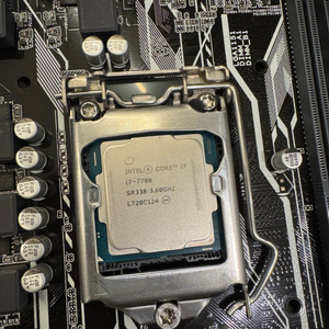 intel i7-7700 CPU 판매합니다.