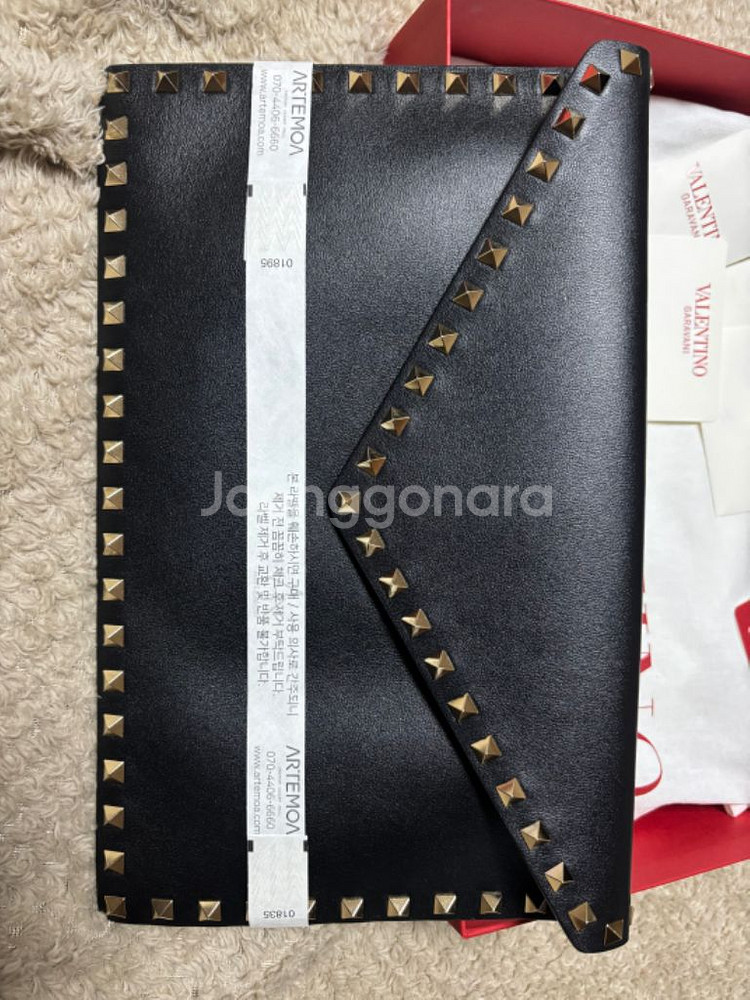발렌티노 클러치 락스터드 엔벨로프 카프 블랙 새상품--3