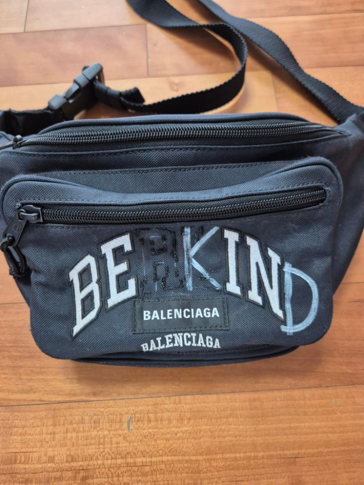 발렌시아가 비카인드 벨트백 힙색 팝니다--2