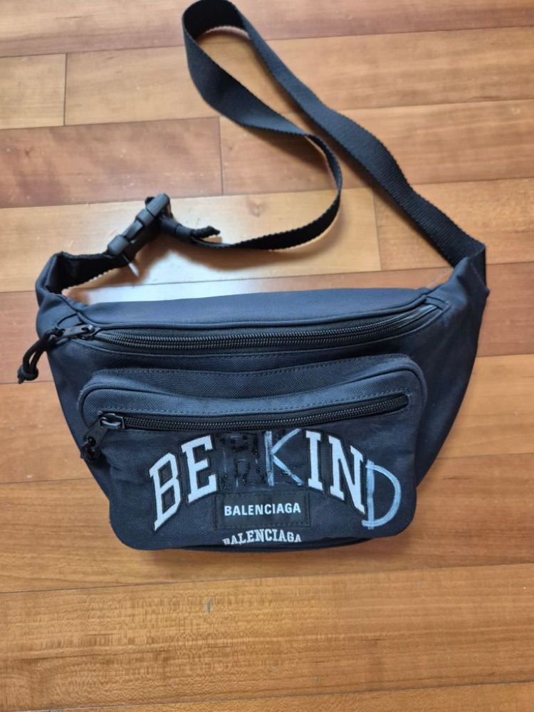 발렌시아가 비카인드 벨트백 힙색 팝니다--1