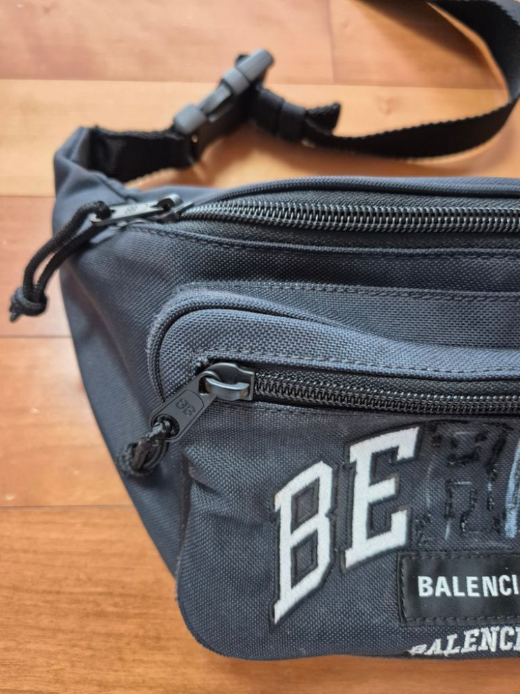 발렌시아가 비카인드 벨트백 힙색 팝니다--3