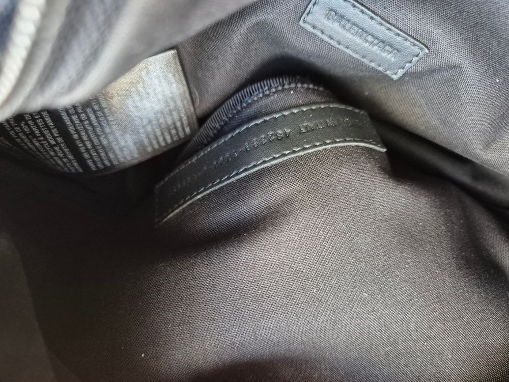 발렌시아가 비카인드 벨트백 힙색 팝니다--5