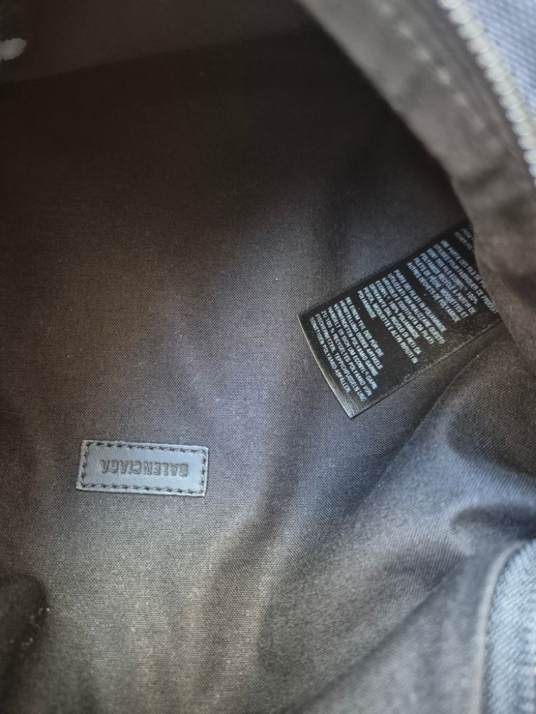 발렌시아가 비카인드 벨트백 힙색 팝니다--6