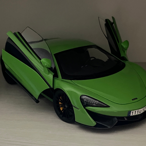 1:18 오토아트 570s