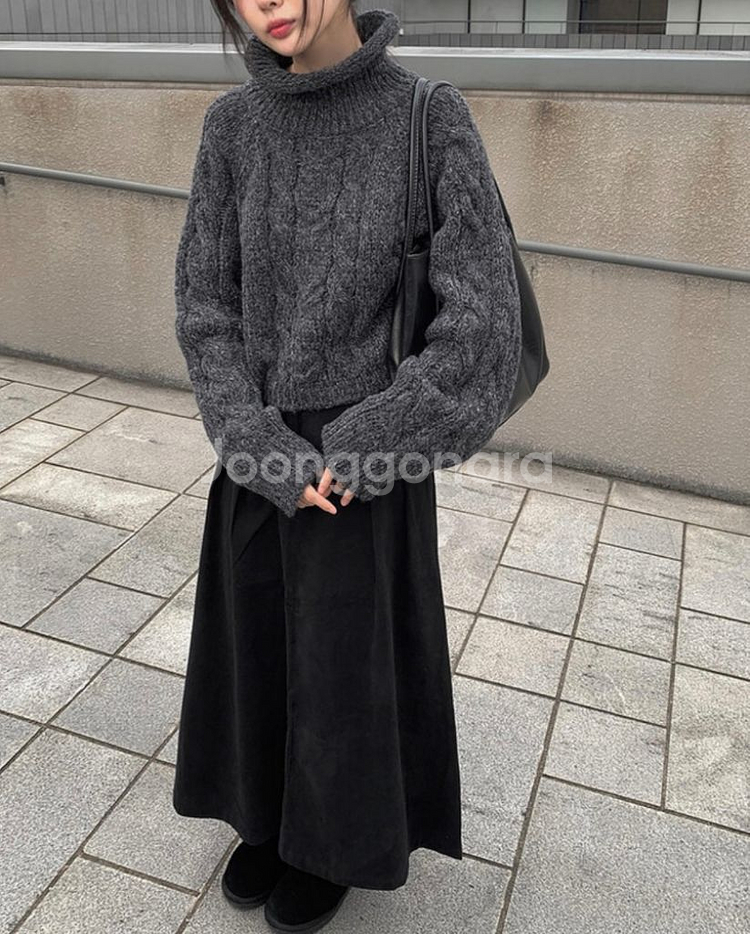 애니원모어 네비 꽈배기 터틀넥 크롭 니트 차콜 그레이--4