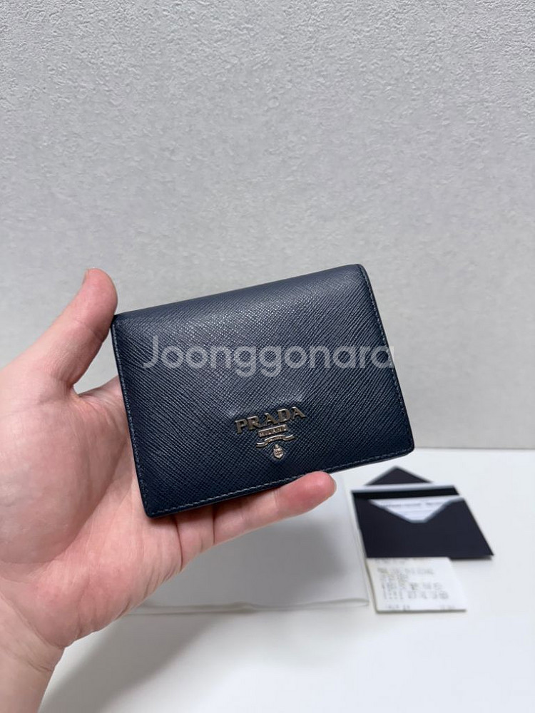 (백화점)프라다 사피아노 카드 중지갑 은장--1