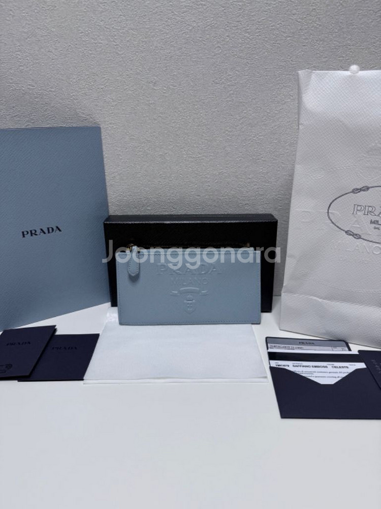 (공홈구매)프라다 사피아노 엠보싱 로고 카드지갑--1