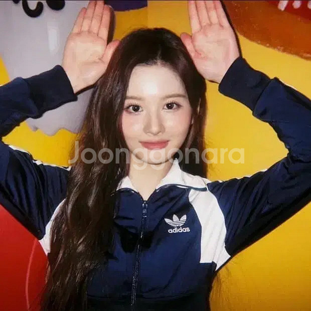 설윤 아디다스 백로고 배색 트랙탑 져지--4