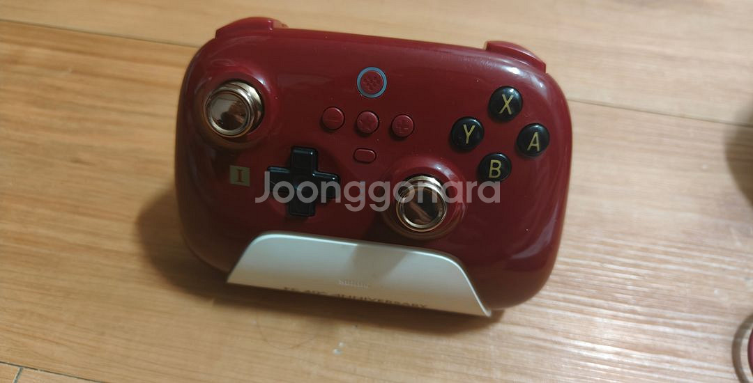 8bitdo 컨트롤러 (페미콤 40주년 에디션) 팝니다--1