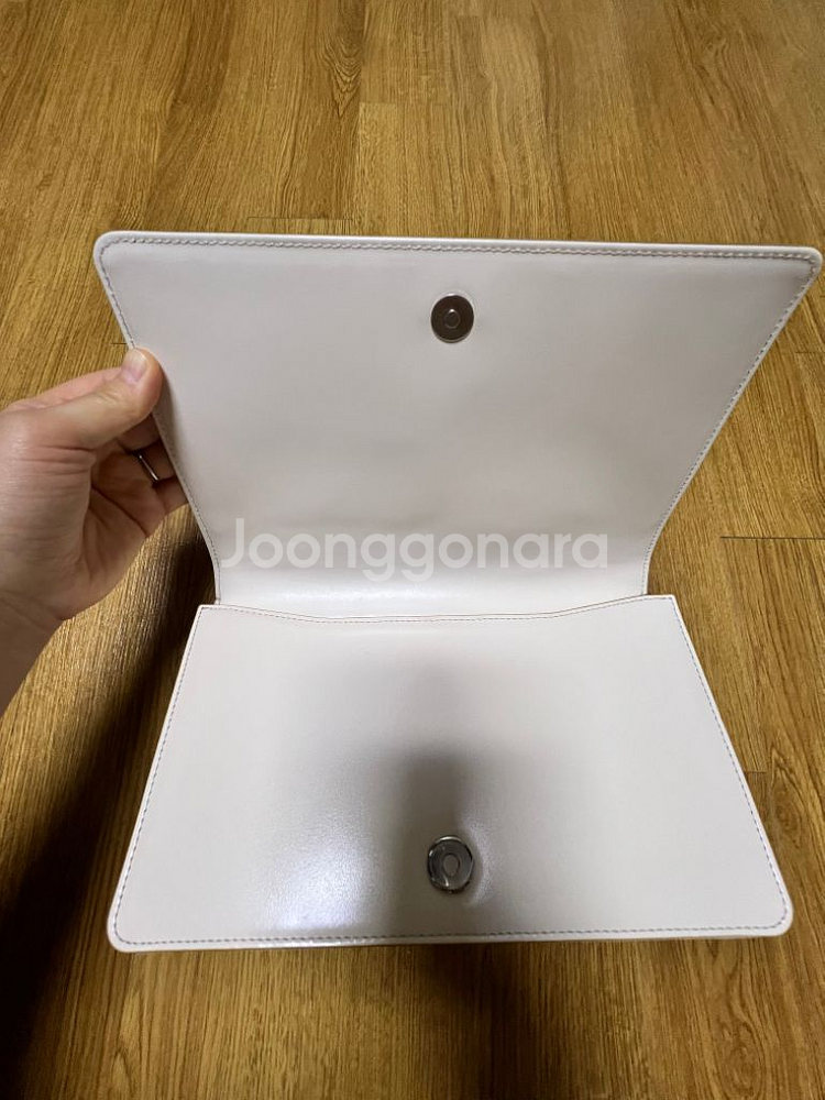 투티에 포멜백 아이보리색 판매합니다--1