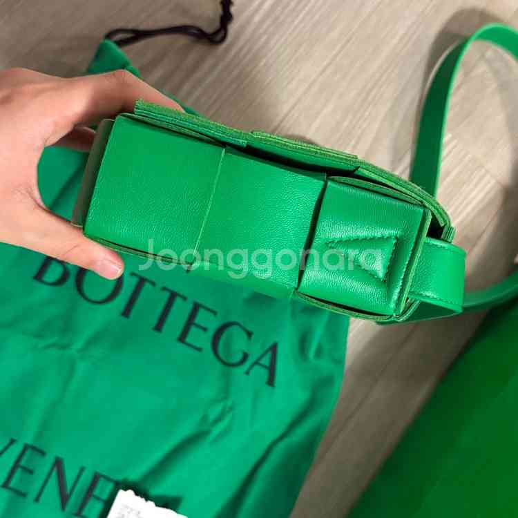 (풀구성)보테가베네타 램스킨 레더 카세트백 패러킷--2