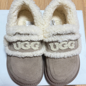 UGG 바이올렛 시어링 로고 양털 로퍼 OB939