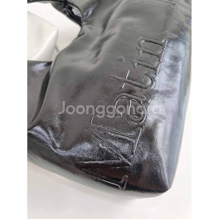 {새상품}마뗑킴 엠보 로고 미니백 블랙--2
