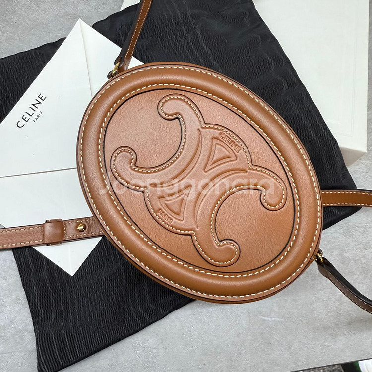 셀린느 퀴르 오벌 펄스 미니 크로스백--2