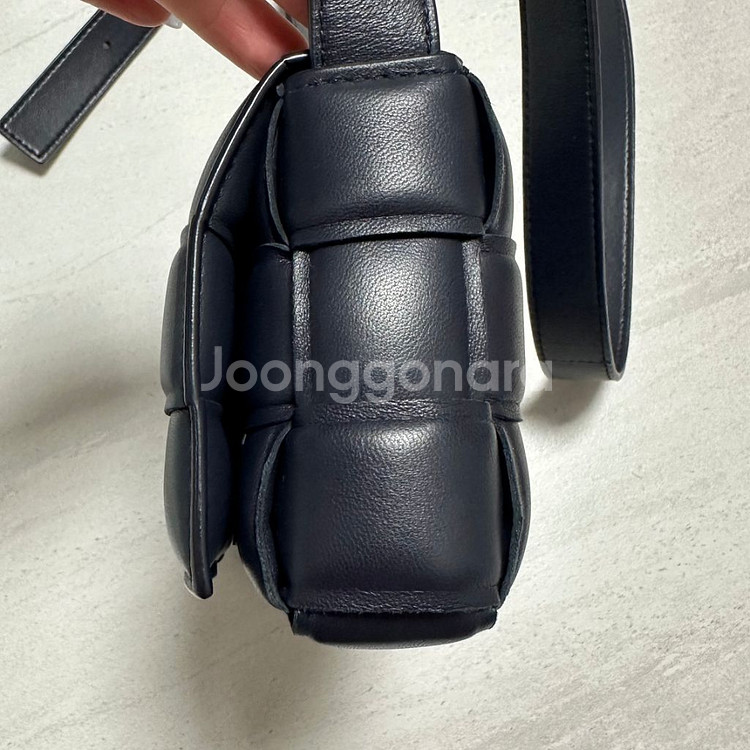 보테가베네타 스몰 패디드 카세트백--8