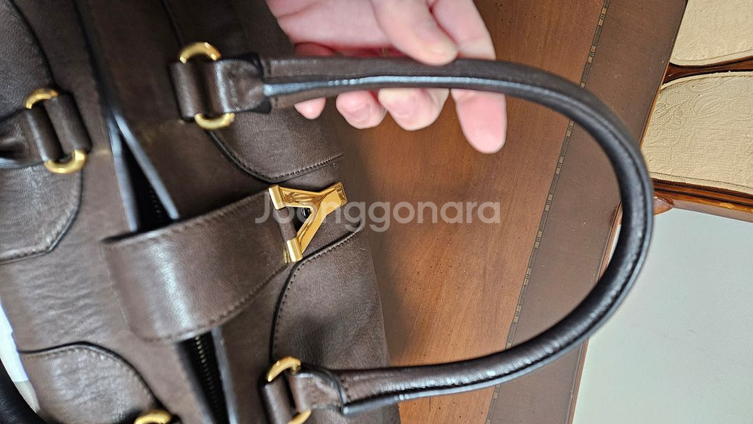 입생로랑 카바시크백 브라운 판매합니다.--2