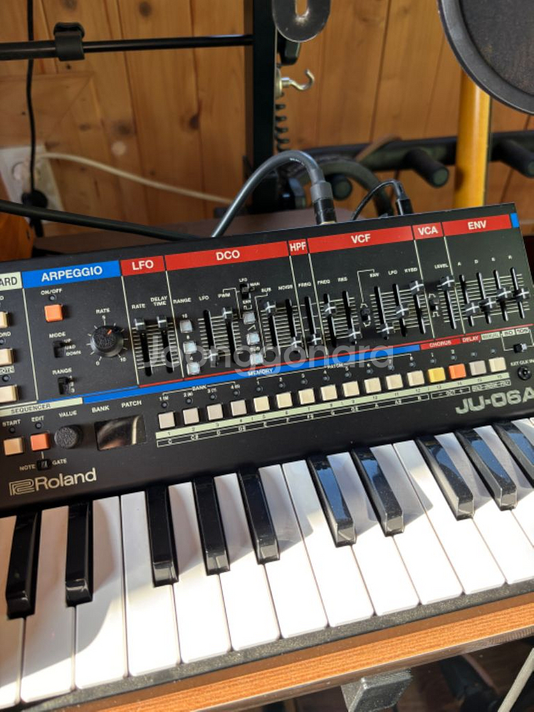 Roland JU06A--0