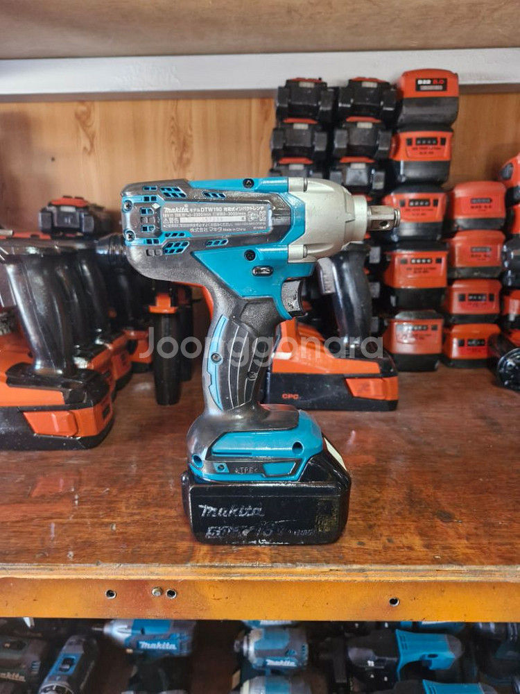 마끼다미드토크임팩렌치 DTW190 최상급.배터리포함--2